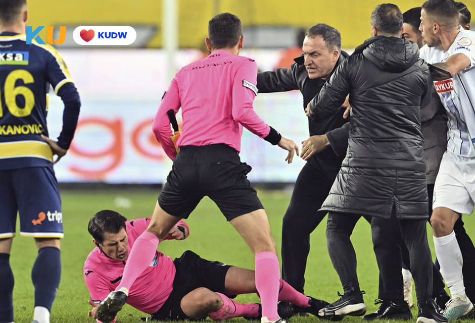 Skandal Judi Sepakbola Turki 149 Wasit Dipecat & 1.000 Pemain (1)